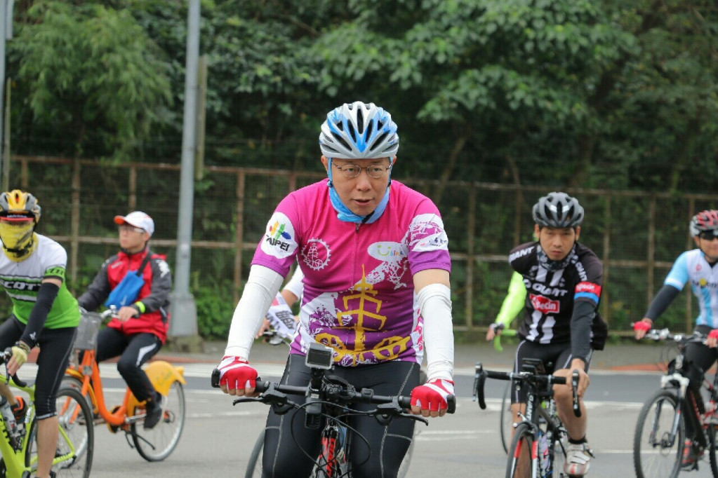 台北市長柯文哲2日出席「雙城計畫之首都練習曲」活動，騎乘自行車繞行台北。（圖北市府提供）