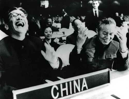 1971年10月25日，第26屆聯合國大會以壓倒多數通過由中華人民共和國代表 中國在聯合國的一切合法權利。圖為中國代表團團長喬冠華和副團長黃華開懷大笑。圖／取材自網路