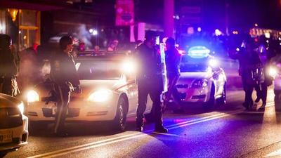 美國奧蘭多一家同性戀夜店發生重大槍擊案，中國國家主席習近平致電美國總統歐巴馬慰問。圖為案發後警方在現場戒備。（中央社）20160613