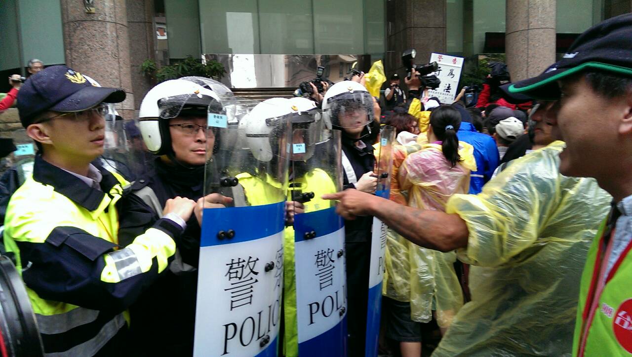 五一勞動節「反低薪、禁派遣」大遊行，勞工在勞動部前2度衝撞。（唐詩攝影）