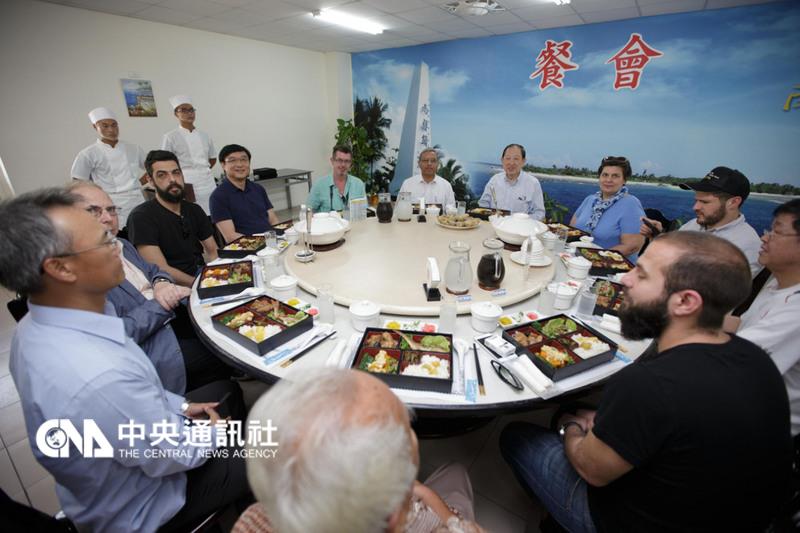 南海仲裁對太平島的判定讓台灣朝野非常不滿！外交部早在四月份就對該島的島嶼事實邀請國際學者登島認證過。中央社（外交部提供）