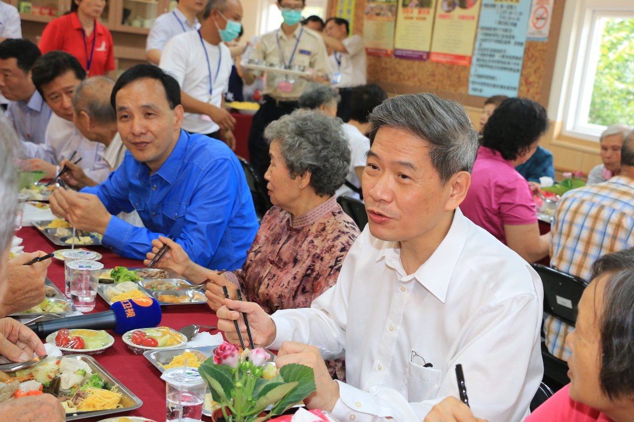 新北市長朱立倫與國台辦主任張志軍今（26）日赴新北市土城公共托老中心，兩人一同幫老人打飯菜並用餐，氣氛愉快 (照片由NOWNEWS提供)