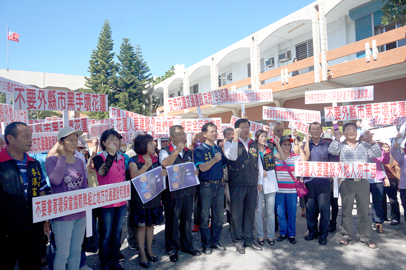 支持193拓寬的民眾聚集在公路總局花蓮工務段表達訴求。(記者王志偉攝)