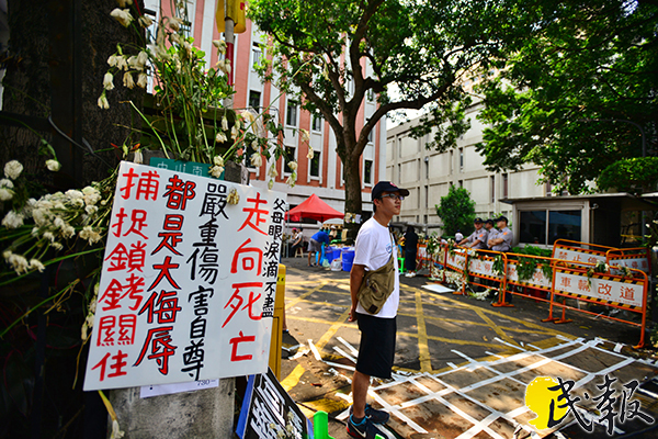 反課綱 教育部外標語/ 捕捉鎖銬關住 都是大侮辱 嚴重傷害自尊 走向死亡 父母眼淚滴不盡(圖:郭文宏攝) 20150804