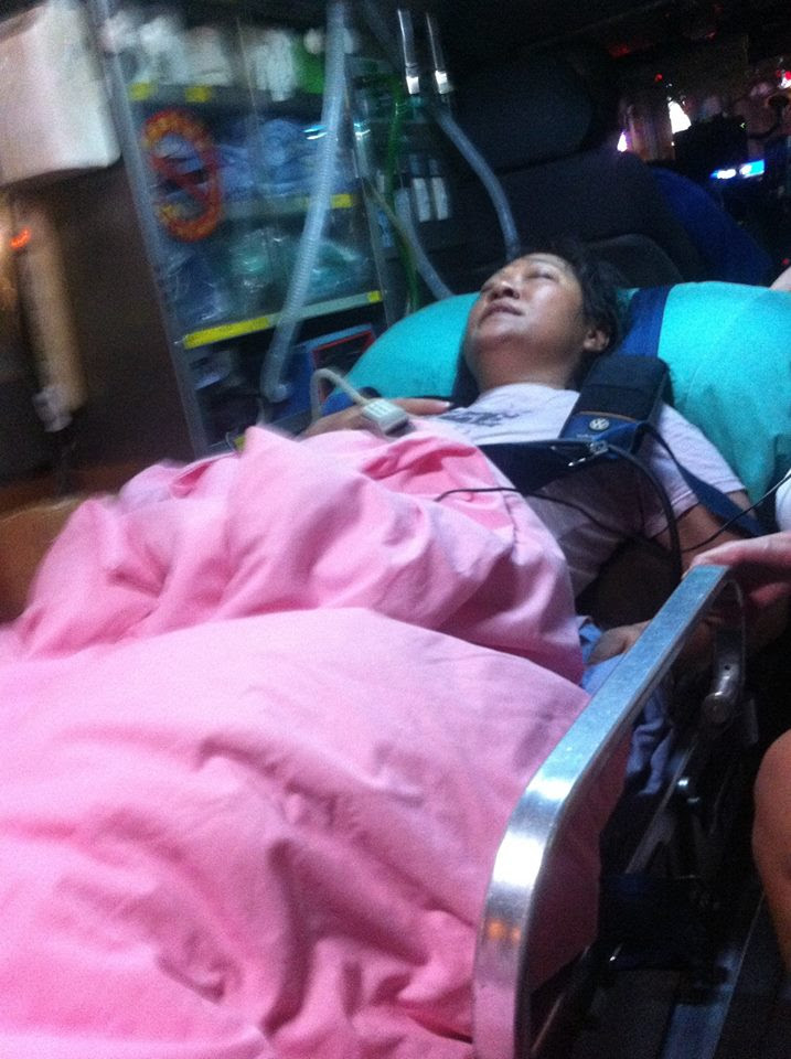 桃園航空城反迫遷聯盟的居民及聲援社團，今天（6日）晚上到桃園地景藝術節開幕晚會抗議，爆發警民推擠衝突，反破遷聯盟蔡姓居民被救護車送往醫院。（反迫遷聯盟提供）