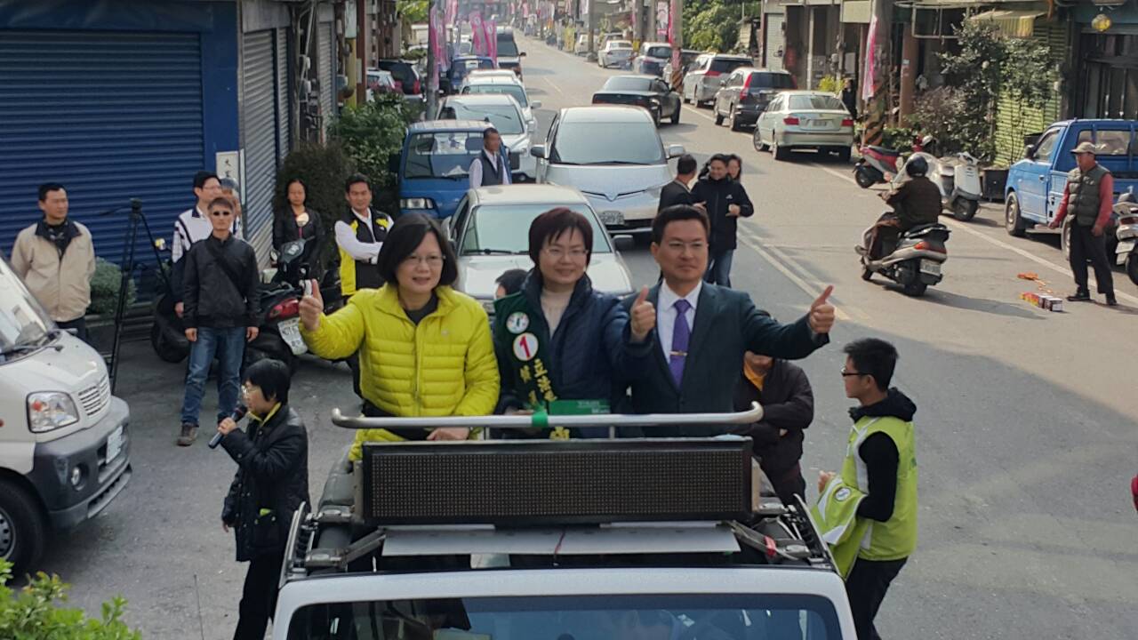五席立委補選選前超級星期天，民進黨黨主席蔡英文今天陪同彰化縣第四選區立委補選人陳素月進行永靖鄉及田尾鄉車隊掃街。（民進黨中央圖片提供）