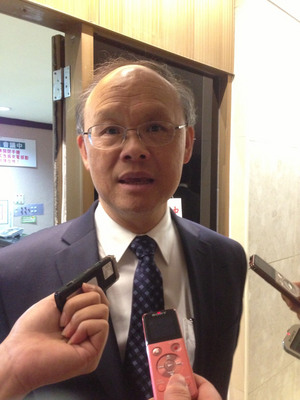 經濟部長鄧振中（見圖，中央社資料照片）呼籲企業應為勞工加薪，但對於國民黨團有意修法，讓企業分紅勞工配套入法，則是態度保留。