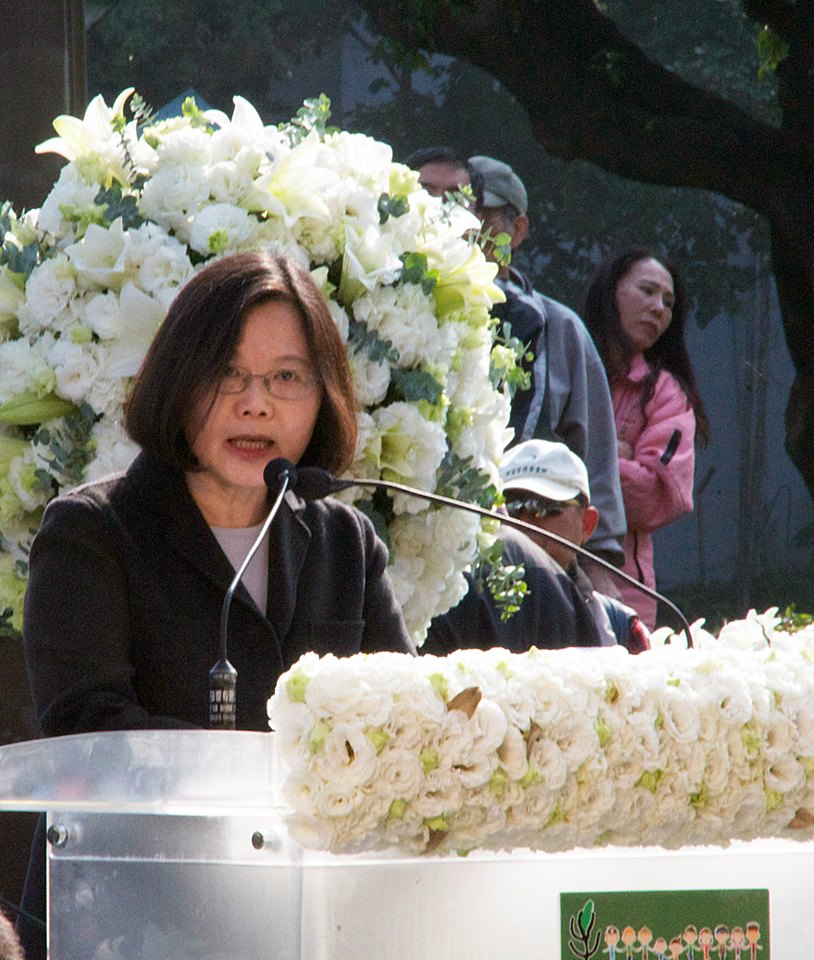 小英代表民進黨角逐2016總統大選，已成定局，未來成為總統機會甚濃。小英是一流治國人才，有媒體稱她沒有李強勢，不如陳煽情，欠缺馬當年魅力。其實小英治國能力絕對在馬之上，也不在陳之下。小英最需要的是拔擢治國人才，組成施政團隊，超越黨派，早日籌組影子政府，尤其行政院長及重要部會首長。小英六年多來，已有不少輔佐團隊，但是哪些是一流治國人才，小英一清二楚，有的適合政策或執行幕僚，足夠擔當大任治國人才，屈指可數。 （記者黃謙賢攝）
