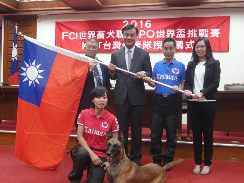 世界盃防衛犬挑戰賽即將在斯洛維尼亞登場,台灣將由名犬亞梭(Jaxo)參賽。立法院院長蘇嘉全今(29)日下午親自授旗給代表隊,期勉由女訓練師沈怡君一手訓練出的比利時狼犬亞梭能在這項猶如「狗界奧運」的大賽奪冠。圖/唐詩