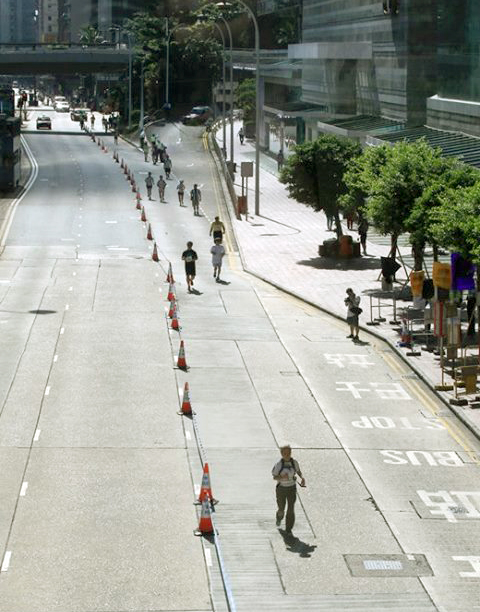 8月17日,「萬人跑步上中環」事實上僅約500人參與。(圖片翻攝自蘋果日報)