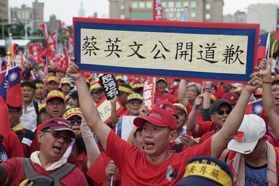監督年金改革行動聯盟發起的九三大遊行，訴求「反汙名，要尊嚴」，結果連這種標語也出現了。圖／中央社