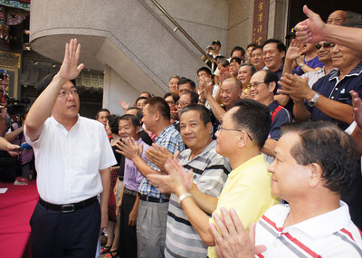 黃景泰提出7萬連署書表達參選決心。(中央社)