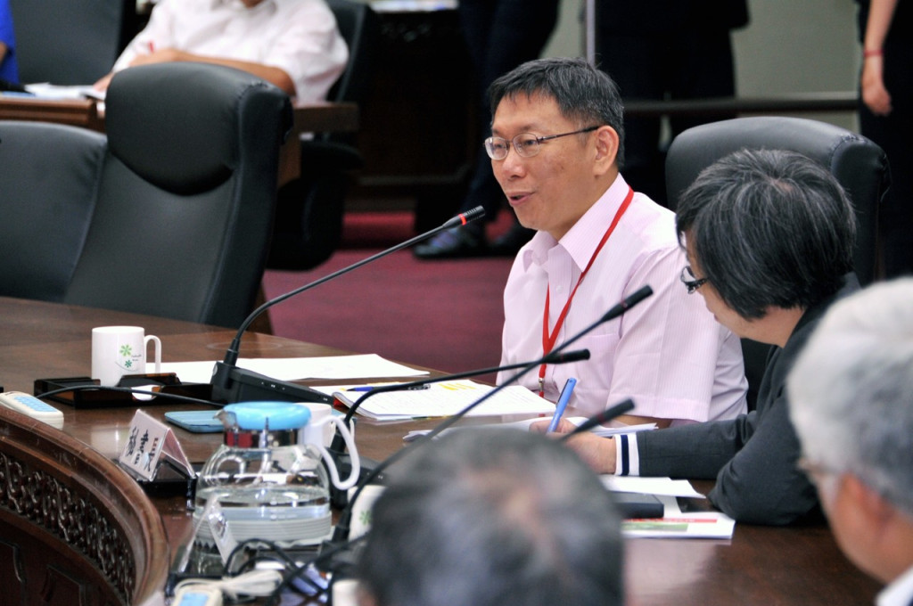 北市文化局登錄「新舞台」為「文化景觀」的訴願案，遭北市訴願審議委員會撤銷，台北市長柯文哲表示，「訴願委員都是郝龍斌時代留下來的」，不要以為市長都把手伸進委員會操作。（圖北市府提供20150513）