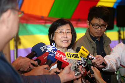 前總統陳水扁收到蔡英文就職國宴邀請函，是否可出席？台中監獄直接打臉說不行，法務部長羅瑩雪16日表示，若陳水扁的健康狀況允許，獲得矯正機關的同意，是可以去的。（中央社資料照）