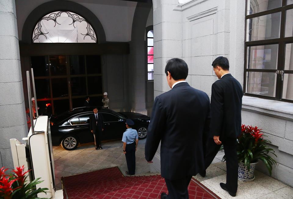 馬英九總統今日在臉書打卡下班，並貼出步出總統府照片向網友與人民道別，並強調為國家服務的心永遠不會退休。（圖片擷取自馬英九臉書）