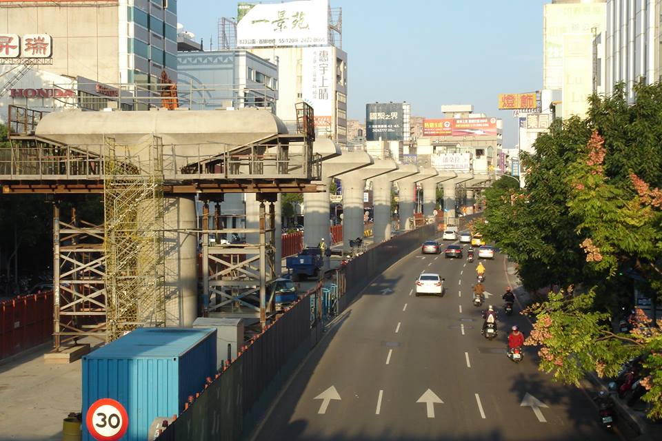 前國代龔興生涉嫌盜挖海砂摻入混凝土販售，傳聞流入台中捷運C亅920標使用。經台中市交通局查證，涉案的「亞東混凝土預拌公司台中廠」雖是該標的備料廠，但未曾供料給捷運，且因未通過捷運局評鑑，今年1月6日已退出供應商資格行列，故捷運絶對未使用黑心砂石和混凝土。(圖片摘自網路)