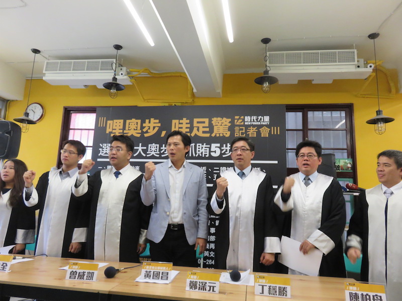 黃國昌今天邀集鄭深元、曾威凱等反賄選律師召開記者會，並公布常見的選舉奧步。（朱蒲青攝）