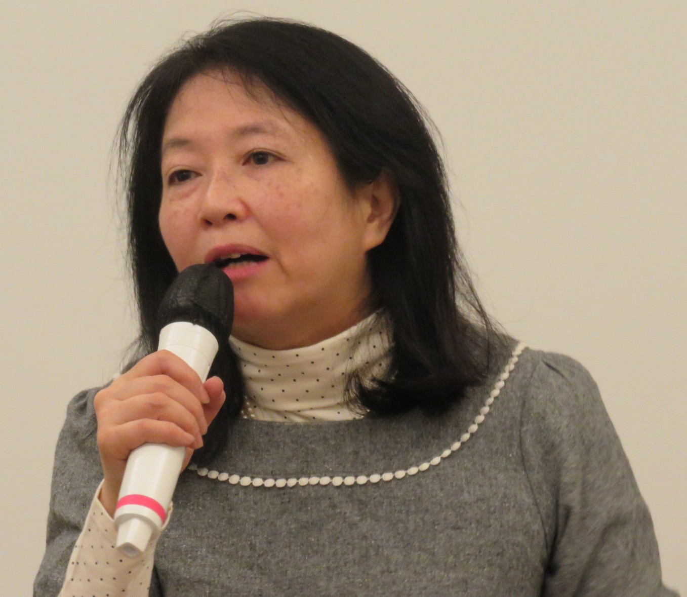 知名旅日作家劉黎兒昨天剛下飛機,就舉行首場演講會,以自身「慘痛經驗」提醒國人,福島核災還是現在進行式,疾呼全力阻止3座老朽核電廠延役,「台灣的運氣早已用完,我們不能再賭了!」,呼籲大家3月14日一起上街反核。(記者林冠妙攝20150304)