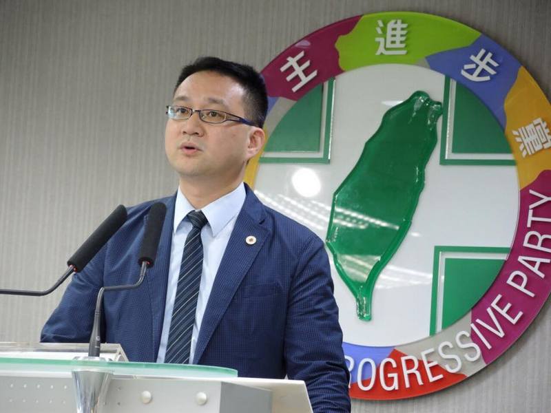 中國國民黨主席、總統候選人朱立倫2日在中常會上表示，當選後將恢復閣揆同意權，民進黨嘲諷這根本是「憲改的三環三線」，敲鑼打鼓後，什麼都沒有。