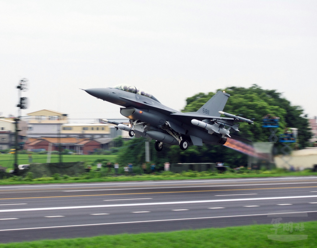 總統府表示，這次美同意出售予我國的新一代F-16V（BLK70）戰機，將大幅強化我國的空防能力，助益台灣的自我防衛，維護國民的自由與福祉。圖／軍聞社網站（資料照）