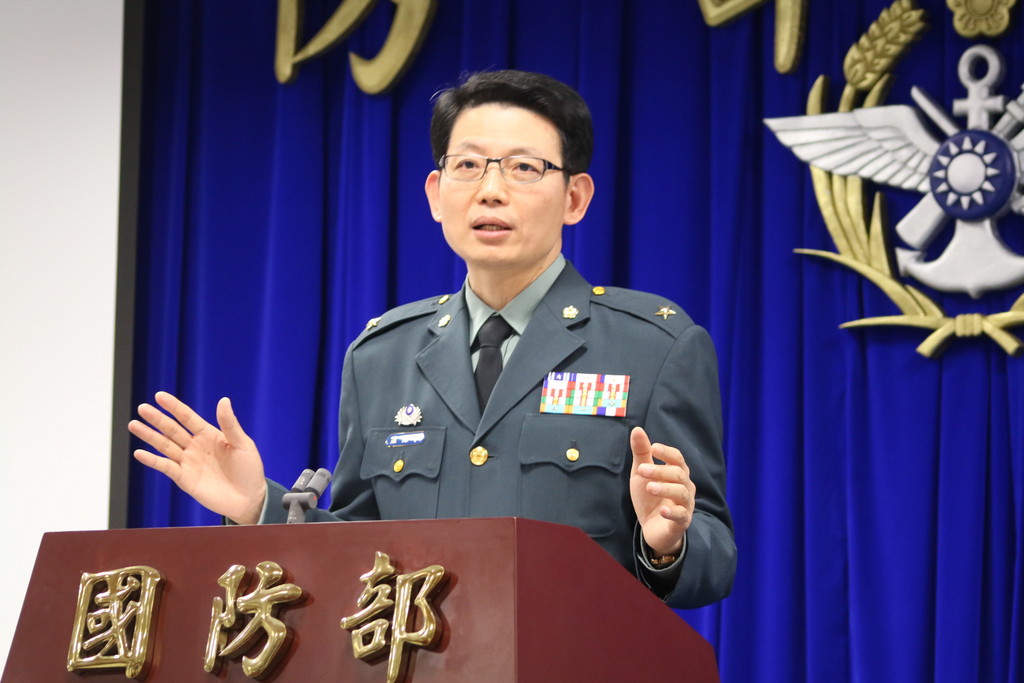 國防部發言人羅紹和指出，兩岸直航至今28萬架次，均能有效掌握。（記者何豪毅攝）20150303