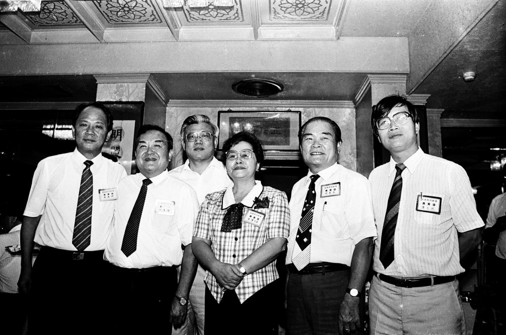 周滄淵、邱連輝、余陳月瑛、何春木和傅文政(前排左起)五位黨外省議員,不畏利誘,全力支持尤清(後排)順利當選監委,不過,這五位省議會的民主鬥士都已先後離世了。