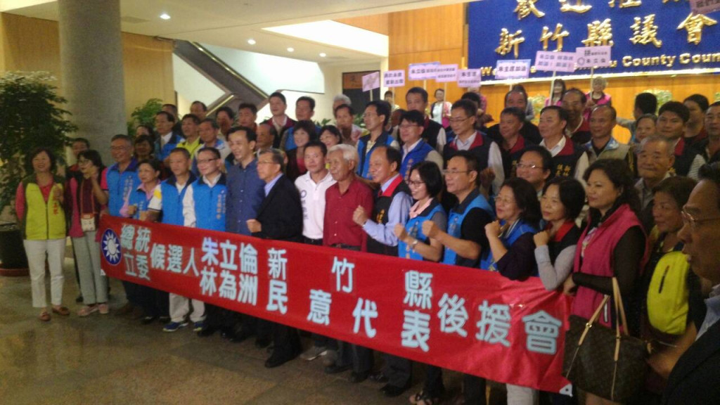 國民黨總統參選人朱立倫南下新竹縣拜票，與後援會的支持者合影。(唐詩攝)