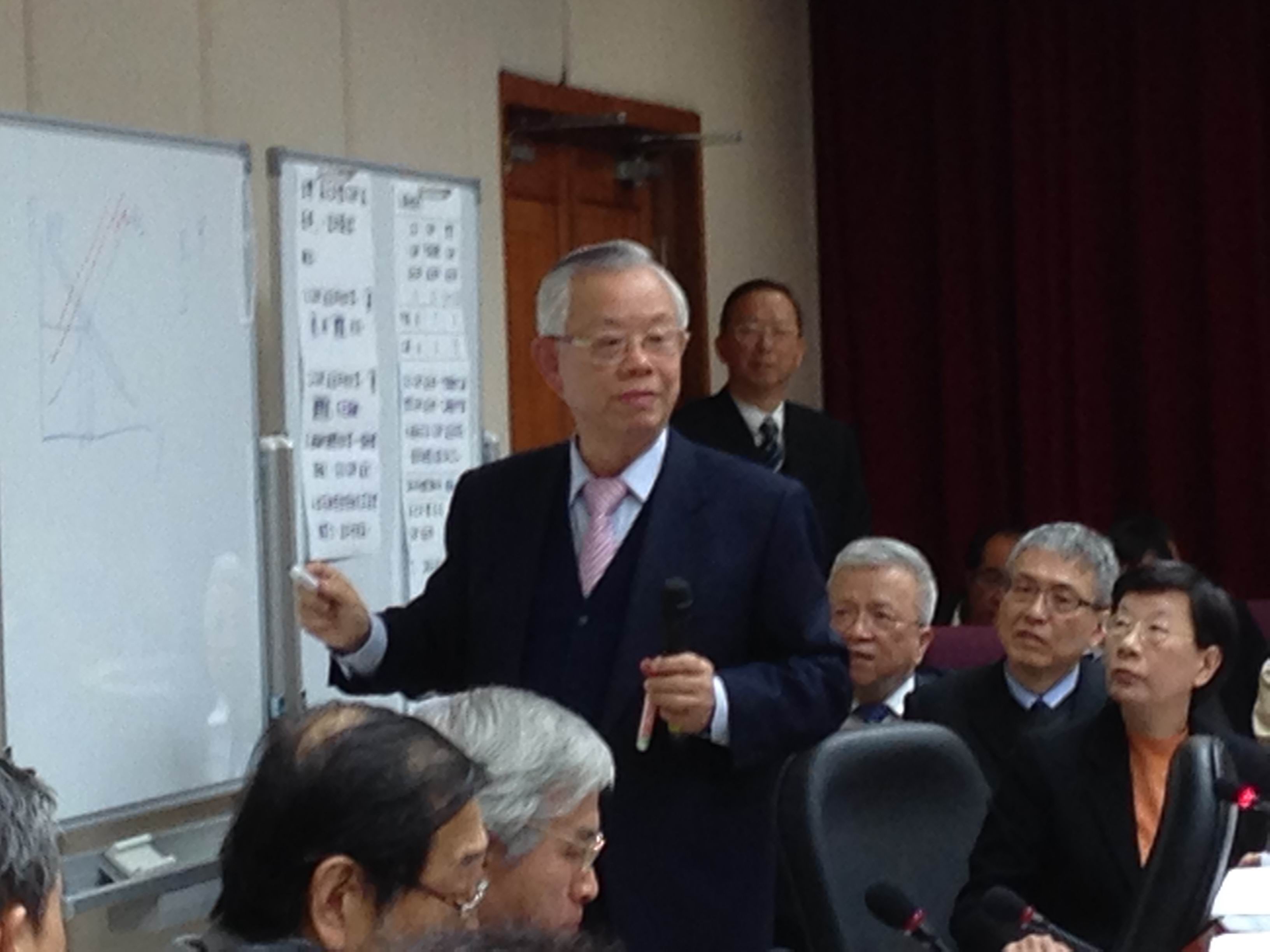 熱血的央行總裁彭淮南（圖中）提供厚厚補充資料並自備白板，屢屢化身彭教授開示，認為台灣不必師法「安倍三箭」，卻必須要調整經濟結構，更鼓勵年輕人趕快結婚生子，挽救低迷的生育率以提振勞參率。（陳文蔚攝）