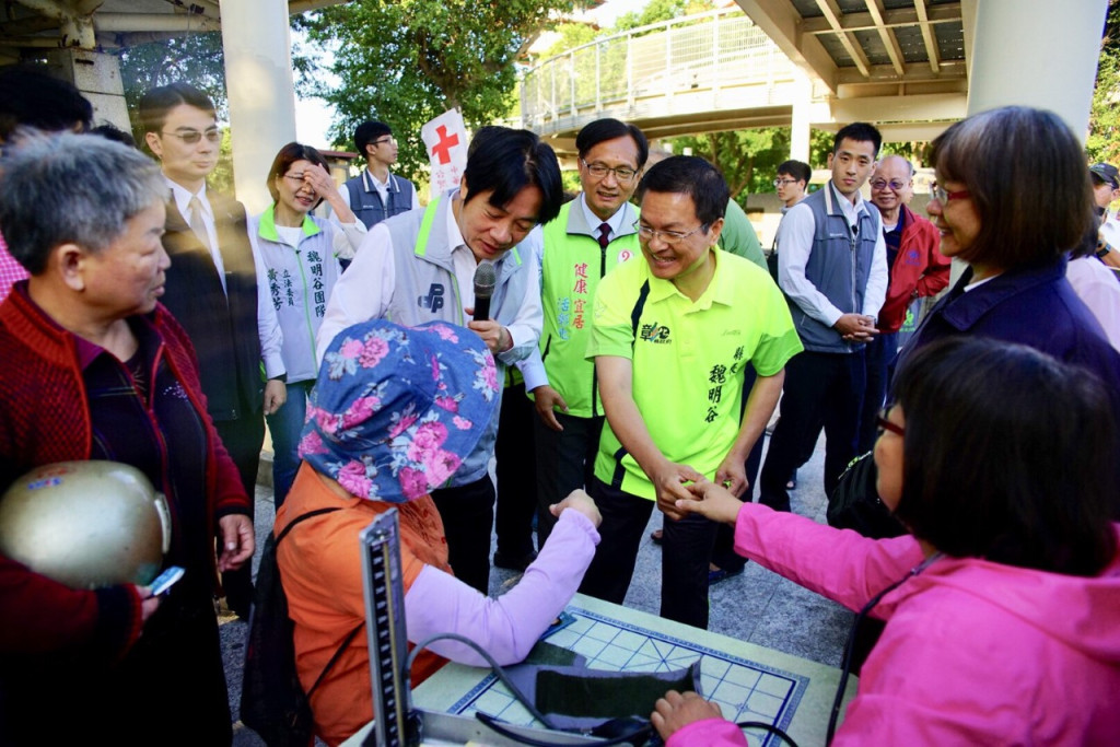 行政院長賴清德陪同彰化縣長魏明谷，至彰化市八卦山棒球場旁的早晨市場掃街拜票。（魏明谷競總）