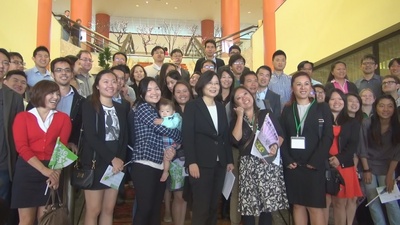 民進黨主席蔡英文訪美之行首站到洛杉磯，與洛杉磯的台裔青年座談，暢談未來的政見。（中央社）20150531