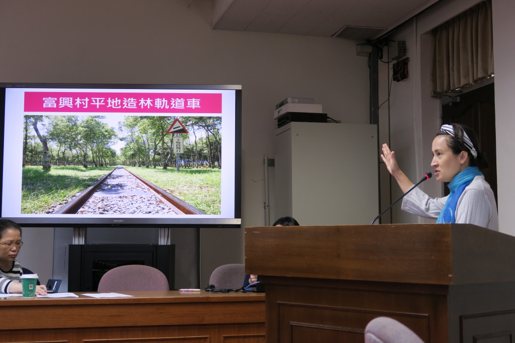 蕭美琴要求農委會考量林下的特有經濟模式,在不違反造林原則之下,適度開放林下空間使用,提升農村產業升級。(圖/蕭美琴辦公室提供)