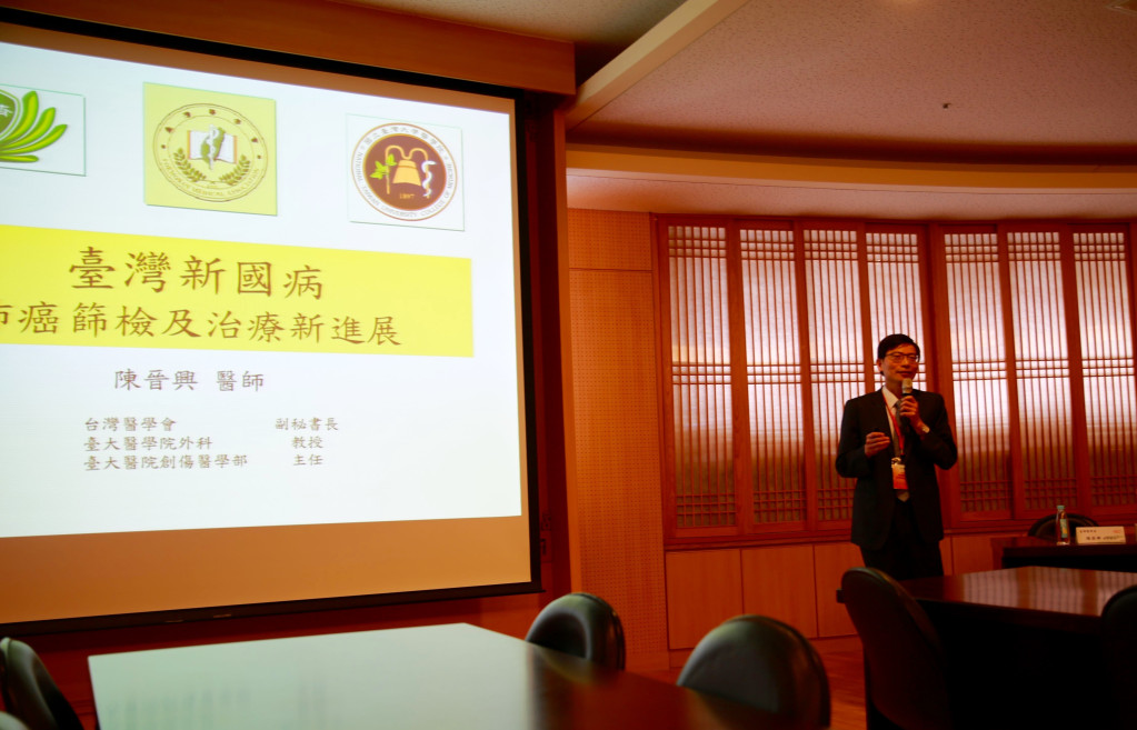 台灣醫學會副秘書長陳晉興以肺癌為題演講，他提醒國人，肺癌發生率與死亡率都高，不可輕忽。（圖／王志偉翻攝）