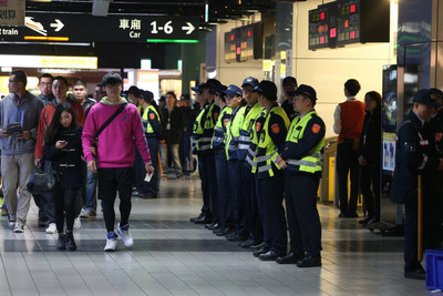 鐵路警察局獲報國道收費員自救會28日欲帶領成員約200人，進入台北車站月台集結靜坐抗議，警方在月台入口布署大批警力嚴陣以待。(中央社)