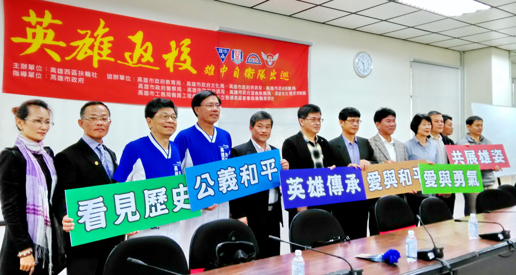 高市議員蕭永達(左五)今2日在高市議會召開「英雄返校-雄中自衛隊出巡」3/4大遊行記者會。(記者陳俊廷攝)