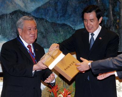 總統馬英九（右）今天在總統府接見巴拿馬中巴文化中心（中山學校）董事會參訪團時強調「景氣正在復甦中」(中央社)