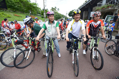 民進黨台中市長參選人林佳龍（前右2），日前騎單車遊甲后線，提出交通政見計畫。(中央社檔案照)