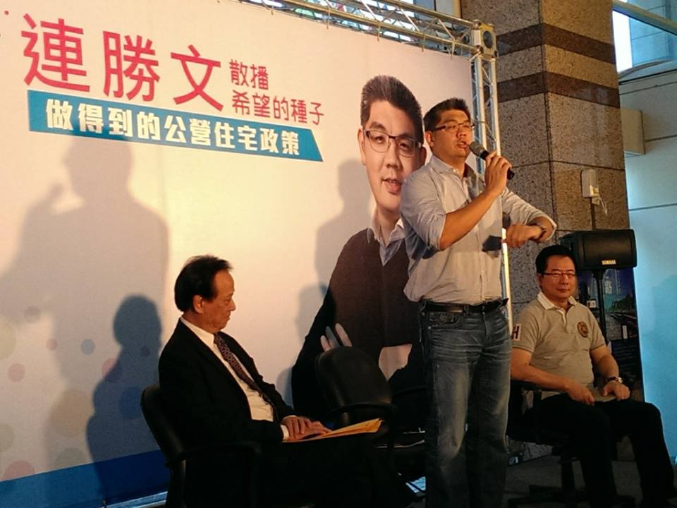 國民黨台北市長參選人連勝文今(28)日推出公宅政策，並表示將規劃一殯遷建至南港，原地改建成公共住宅，只租不賣，這項政策是總幹事蔡正（右）提出，市政顧問團總顧問歐晉德（左）也大力贊成（記者唐詩攝影）