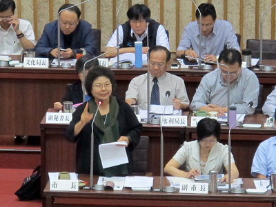 高雄市長陳菊(左)26日表示,市府將採代位求償方式取得債權助災民早日取得賠償。(中央社)