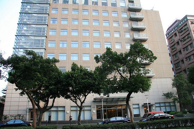 公立醫院又爆發採購弊案，捲入行賄公司竟是醫療器材大廠老達利，老達利董事長林育良為知名胸腔科醫師林澤安之子，醫生世家的林育良，也是永越健康管理中心總經理。(圖為永越健康管理中心／取自flickr cc)