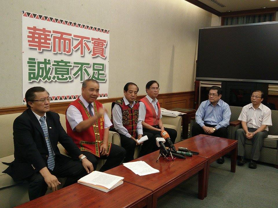 總統蔡英文今天向原住民，提及蘭嶼核廢問題，國民黨原住民立委上午則召開質疑經濟部與台電編列預算在東部原住民地區鑽孔要放高階核廢。對此經濟部次長楊偉甫（右二）回應，「我個人的判斷，絕對不可能在本島！在本島地方放高放射性（核廢料）可能性是微乎其微」。圖／唐詩