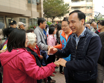 剛當選國民黨主席的新北市長朱立倫（前右1）18日為國民黨台中市第6選舉區立委參選人蕭家淇（前右2）前往台中市東區福聯新城拉票，民眾搶著與朱立倫握手。（中央社。2015年1月18日)