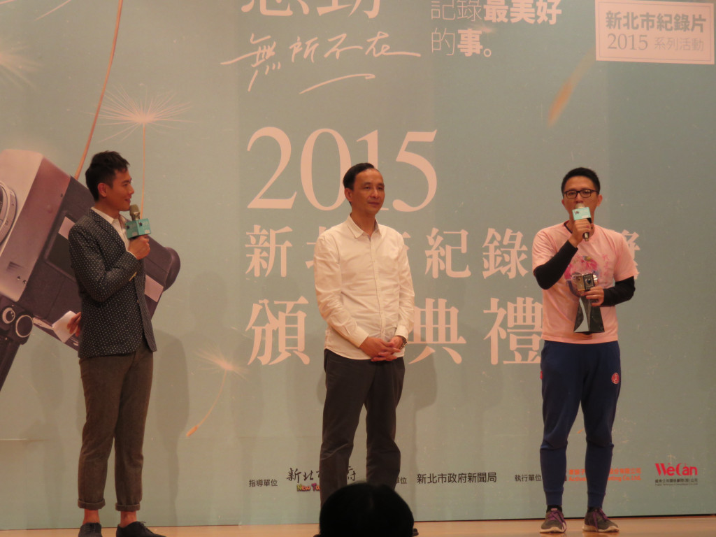 新北紀錄片首獎由市長朱立倫親自頒獎。獲首獎的《徐自強的練習題》導演紀岳君領獎時表示,從來沒有機會那麼近地貼近政治人物,他期許未來掌握權力的,不管是政治人物,或者紀錄片工作者,可以好好深思、反省自己的權力,是不是可以為人民建立更安全、公平的社會。