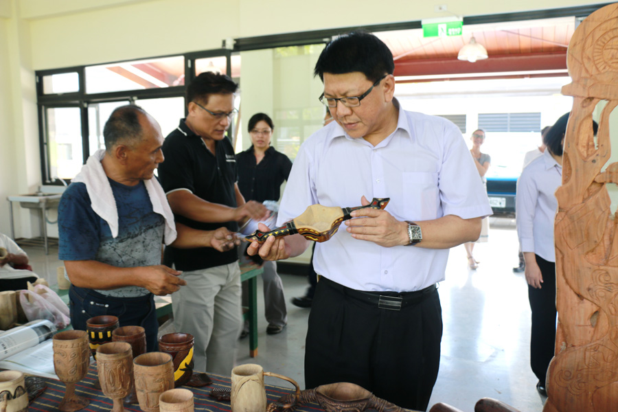 屏東縣長參選人潘孟安今天（2日）深入瑪家鄉，為部落文創找活路。（陳俊廷翻攝）