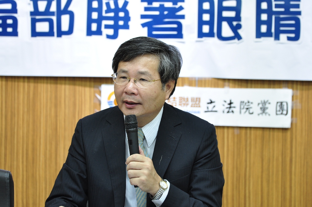 台灣團結聯盟政策會主委許忠信今天(24日)指出,自經區條例以社團法人來核可設立國際醫療機構,完全是一場騙局。(台聯黨團提供)