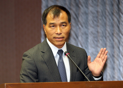 交通部釋出修改郵政儲金投資法案，交通部長葉匡時（圖）今天在立法院表示，此案已經撤案，他的任內應該都不會再討論此事。(中央社資料相片)_