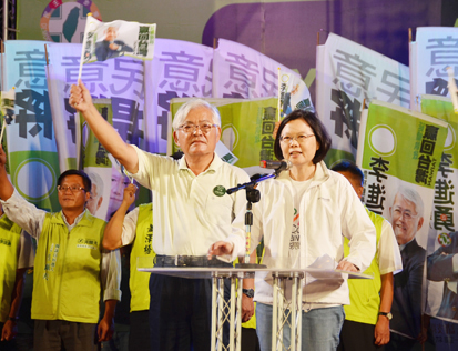李進勇當選雲林縣長，他表示這代表延續綠色執政的責任，即將交給進勇承擔。（中央社資料照）