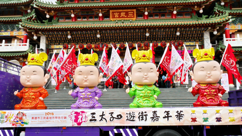 今年幸福三太子活動，以「光」為主軸，廣邀全台創意三太子在高雄三鳳宮進行團體競賽。(記者林崑峯攝)