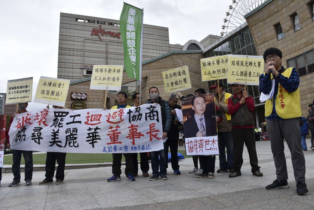 美麗華工會從林口美麗華高球場前往大直美麗華百貨抗議，尋找董事長黃世杰，希望能夠對等協商，結果被路過民眾罵「安靜！吵也沒用！」圖／鍾孟軒