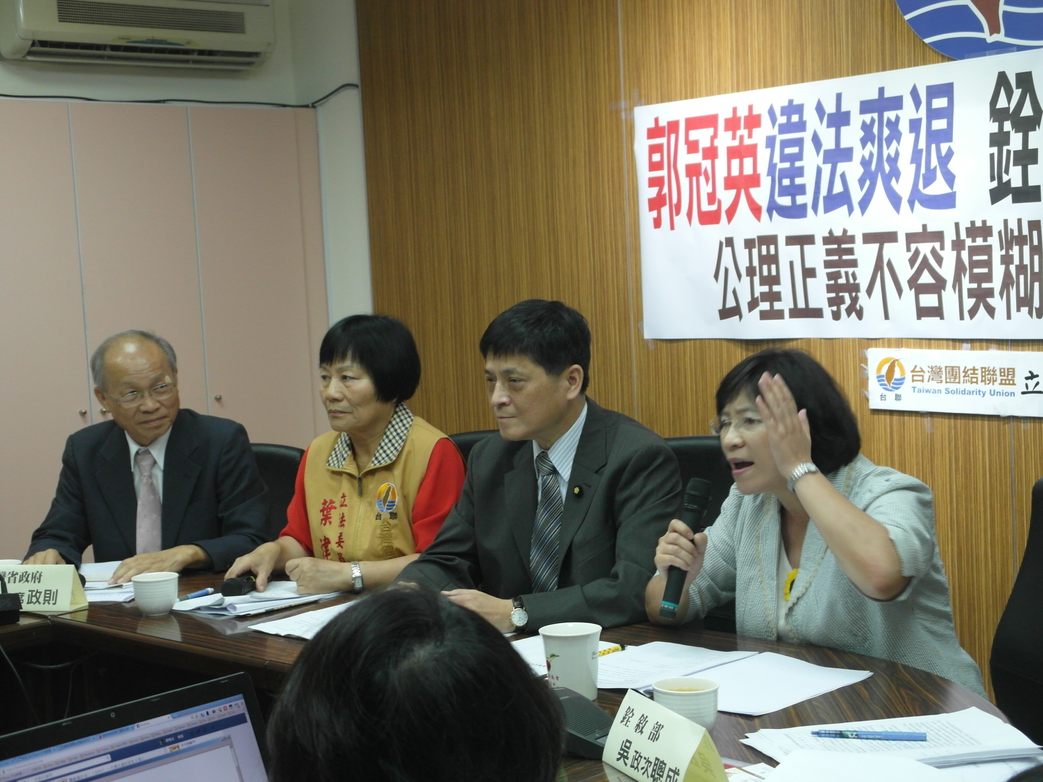 對於郭冠英退休案，台聯立委周倪安(右一)認為省主席林政則(左一)迴避答覆，十分憤怒。(記者陳淑貞攝)