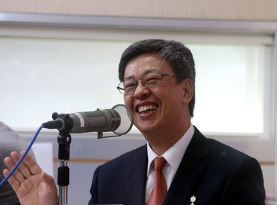 民進黨副總統參選人陳建仁（圖）26日至寶島新聲電台，接受節目「寶島全世界」的專訪，暢談從政歷程與副手願景。（中央社）